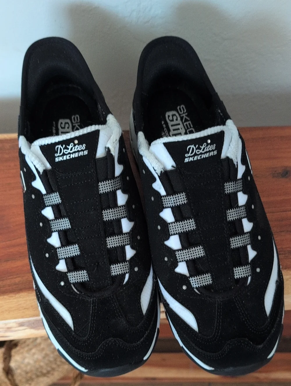Skechers Slip In DLite's Fan Girl Black and White  Athletic Sneakers Size 8